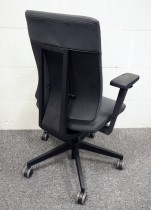 Profim Xenon kontorstol i mørkt grått stoff, sort kryss, høy rygg og armlene, pent brukt