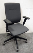 Profim Xenon kontorstol i mørkt grått stoff, sort kryss, høy rygg og armlene, pent brukt