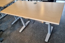 Skrivebord med elektrisk hevsenk i bjerkefiner / grått fra Svenheim, 120x60cm, pent brukt
