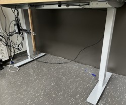 Understell for skrivebord med elektrisk hevsenk i grått fra Linak, passer bordplate 120x60cm, pent brukt