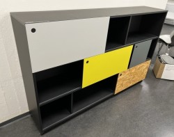 Lekker skjenk fra Jensen Plus i sort med skyvedører i lyst og mørkt grått, gult og kryssfiner, modell K2 Depot, bredde 180cm, høyde 115cm, pent brukt