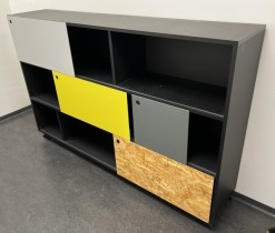 Lekker skjenk fra Jensen Plus i sort med skyvedører i lyst og mørkt grått, gult og kryssfiner, modell K2 Depot, bredde 180cm, høyde 115cm, pent brukt