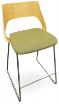 Barstol i eik / grønt stoff fra Kinnarps, modell Embrace, sittehøyde 65cm, pent brukt
