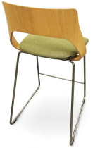 Barstol i eik / grønt stoff fra Kinnarps, modell Embrace, sittehøyde 65cm, pent brukt