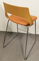 Barstol i eik / oransje stoff fra Kinnarps, modell Embrace, sittehøyde 65cm, pent brukt