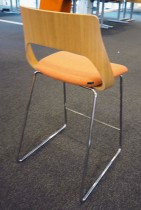 Barstol i eik / oransje stoff fra Kinnarps, modell Embrace, sittehøyde 65cm, pent brukt