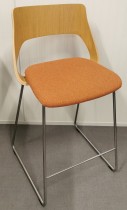 Barstol i eik / oransje stoff fra Kinnarps, modell Embrace, sittehøyde 65cm, pent brukt
