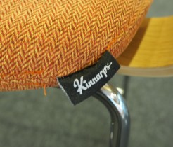Barstol i eik / oransje stoff fra Kinnarps, modell Embrace, sittehøyde 65cm, pent brukt