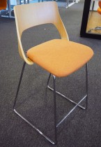 Barstol i eik / oransje stoff fra Kinnarps, modell Embrace, sittehøyde 65cm, pent brukt