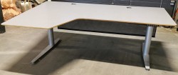 Skrivebord elektrisk hevsenk fra Duba med hjørneplate 200x120cm, brukt med noe slitasje i plate