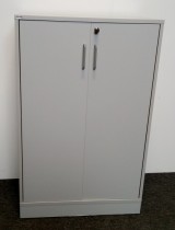 Skap med dører i lys grå fra Edsbyn, 3 permhøyder, bredde 80cm, høyde 127cm, pent brukt