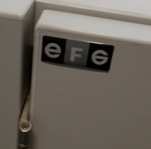 Skap med 3 ringpermhøyder fra EFG i lys grå, bredde 80cm, høyde 120cm, pent brukt