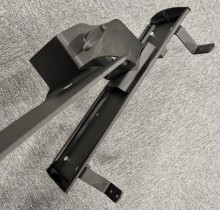 PC-holder fra Götessons, modell TwistIT med skinne og avstandsbraketter i sort, pent brukt