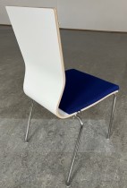 Konferansestol fra EFG i hvit laminat / blått stoffsete og ryggpute / krom ben, modell GRAF, pent brukt
