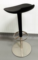 Barstol fra Arper i sort / satinert stål, 64-78cm sittehøyde, modell Babar, pent brukt