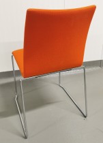 Konferansestol fra Brunner, model Fox Sled base, fullpolstrert i orange stoff, pent brukt