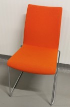 Konferansestol fra Brunner, model Fox Sled base, fullpolstrert i orange stoff, pent brukt