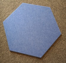 Lyddempende veggdekorasjon / akustikkplate fra Narbutas i blå PET, Acoustic Artwork Tiles, Hexagon-form, 34,5x40cm, NY / UBRUKT