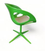 Konferansestol i grønt / lyst brunt fra Fritz Hansen, modell Rin, design: Hiromichi Konno, pent brukt