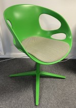 Konferansestol i grønt / lyst brunt fra Fritz Hansen, modell Rin, design: Hiromichi Konno, pent brukt