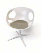 Konferansestol i hvitt / lyst brunt fra Fritz Hansen, modell Rin, design: Hiromichi Konno, pent brukt
