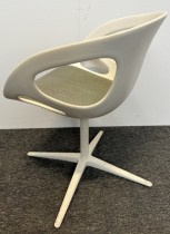 Konferansestol i hvitt / lyst brunt fra Fritz Hansen, modell Rin, design: Hiromichi Konno, pent brukt