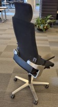 Kontorstol i sort stoff fra Wilkhahn, modell ON office chair med nakkepute, pent brukt