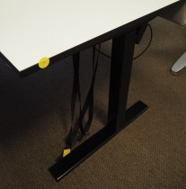 Skrivebord med elektrisk hevsenk i hvitt / sort fra Svenheim, 180x80cm, pent brukt