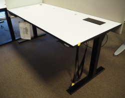 Skrivebord med elektrisk hevsenk i hvitt / sort fra Svenheim, 180x80cm, pent brukt