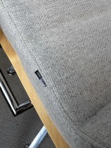 ForaForm Getz konferansestol i sandfarget ullstoff / bjerkefiner rygg armlene, pent brukt