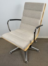 ForaForm Getz konferansestol i sandfarget ullstoff / bjerkefiner rygg armlene, pent brukt