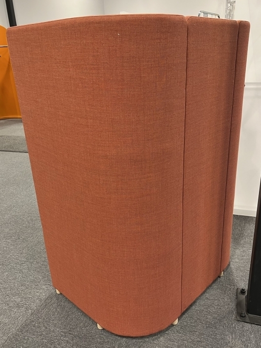 Bås med barbord trukket i rødorange