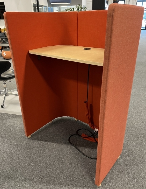 Bås med barbord trukket i rødorange