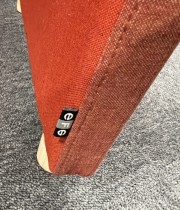 Bås med barbord trukket i rødorange remix-stoff fra EFG, modell Surround, 105x80cm, høyde 141cm, pent brukt