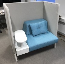 Ophelis Docks alkovesofa, kompakt modell med sidebord i lyst beige / blått ullstoff / hvitt, 130cm bredde, pent brukt