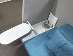Ophelis Docks alkovesofa, kompakt modell med sidebord i lyst beige / blått ullstoff / hvitt, 130cm bredde, pent brukt