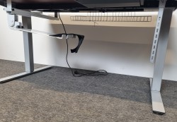 Skrivebord med elektrisk hevsenk i hvitt / grått understell, Edsbyn, 140x80cm, pent brukt