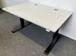 Skrivebord med elektrisk hevsenk i lyst grå / sort fra Kinnarps, P-serie, 120x80cm, pent brukt
