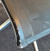 Konferansestol i sort mesh / polert aluminium fra Emmegi, brukt med slitasje i mesh-stoffet