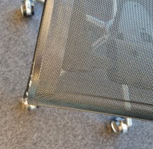 Konferansestol i sort mesh / polert aluminium fra Emmegi, brukt med slitasje i mesh-stoffet