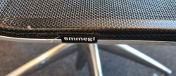 Konferansestol i sort mesh / polert aluminium fra Emmegi, brukt med slitasje i mesh-stoffet