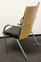 Komfortabel konferansestol i sort / grått / bjerk, brukt med noe slitasje