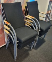 Komfortabel konferansestol i sort / grått / bjerk, brukt med noe slitasje