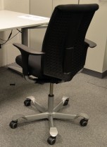 Håg H05 5500 kontorstol i sort, nytrukket, med armlener, pent brukt