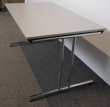 Klappbord i lys grå laminat, understell i krom, fra Fourdesign, 140x80cm, pent brukt