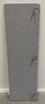 Bordskillevegg i lyst grått stoff fra Duba B8, bredde 160cm, pent brukt