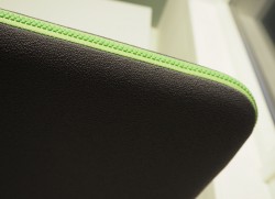 Bordskillevegg / skjermvegg for skrivebord fra Götessons, mørkt grått stoff / grønn glidelås, 160x65cm, pent brukt