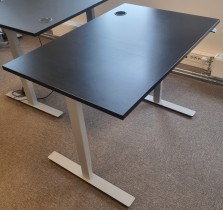 Skrivebord med elektrisk hevsenk, 120x80cm, sort bordplate, grått understell, pent brukt