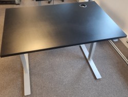 Skrivebord med elektrisk hevsenk, 120x80cm, sort bordplate, grått understell, pent brukt