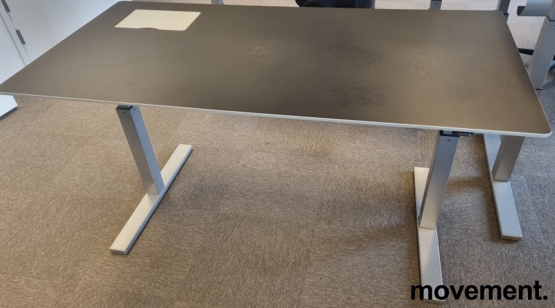 Solgt!Skrivebord med elektrisk hevsenk i - 1 / 6
